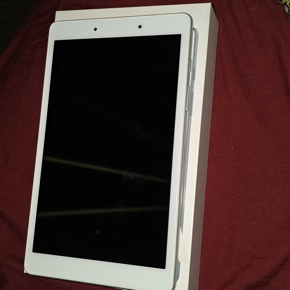 Samsung Galaxy Tab A 8.0" (2019) Wi-Fi tablet in silver. - Picture 6 of 9
